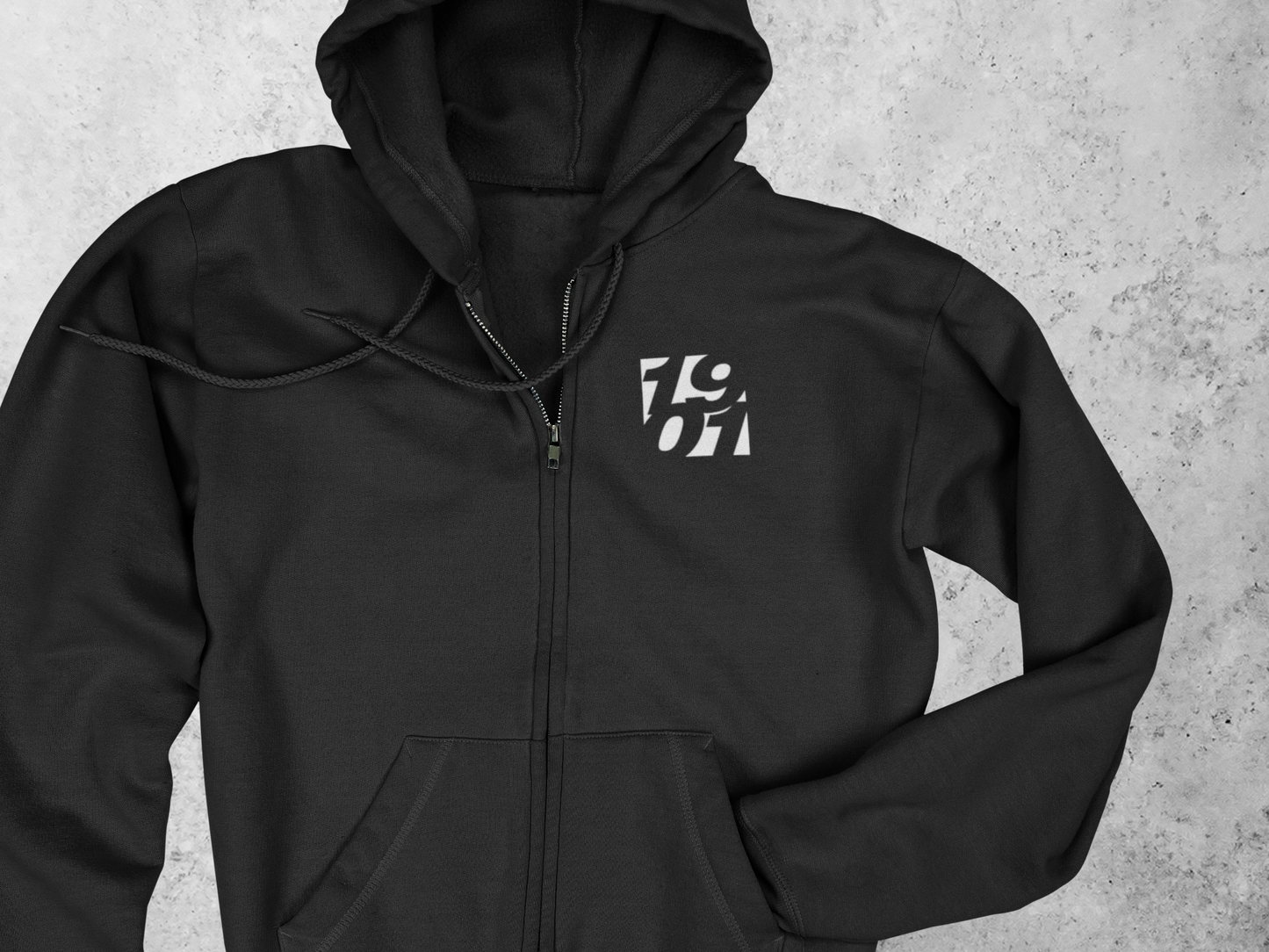 Schwarzer Hoodie mit kleinem Offenbach-Schriftzug links auf der Brust